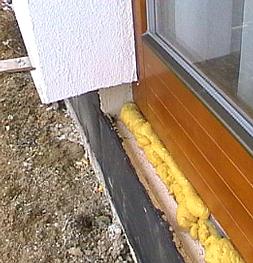 izolace pod okny