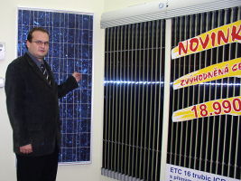 Fotovoltaick (vlevo) a fototermick panel z nabdky firmy Regulus