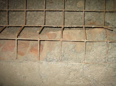 Pohled na detail piloen kari st ⌀ 8/100×100 mm, kter slouila jako vyztuen obetonvky vech suternnch stn