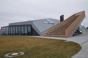 Pohled na budovu leteckho muzea Metodje Vlacha