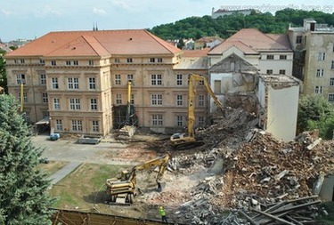 Obrzek 2: Demolice pstavby objektu a probhajc rekonstrukce pvodn budovy – pvod posuzovanho souboru cihel (foto encyklopedie.brna.cz)