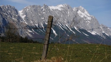 Rezav ostnat drt na rakouskch pastvinch svou patinou paradoxn „prorostl“ do rzu horsk krajiny…