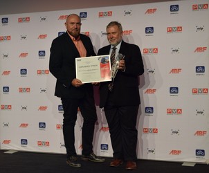 Marek Kotek, editel prodeje Region Zpad ve spolenosti Wienerberger pebr cenu z rukou Karla Kabeleho z Fakulty stavebn VUT v Praze.