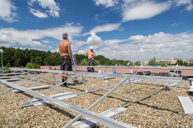 Mont konstrukce pro instalaci fotovoltaiky na plochou stechu, foto © EZ, a.s.