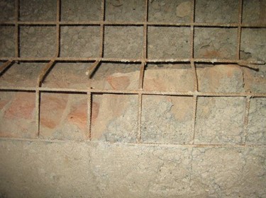 Pohled na detail přiložené kari sítě ⌀ 8/100×100 mm, která sloužila jako vyztužení obetonávky všech suterénních stěn