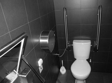 Obr. 2 – novější bezbariérová toaleta, zdroj: archiv autora