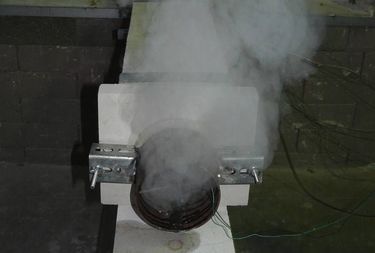 Obr. 3 Z otvoru v ele kanlu unik bhem zkouky vodn pra