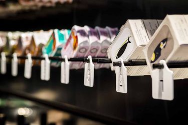 Tincan, navržený studiem AL_A za podpory DuPont™ Corian®. Šestiměsíční restaurační projekt v rušné londýnské čtvrti Soho. Tincan nabízí konzervované ryby a mořské plody nejvyšší kvality. Špičkový materiál DuPont™ Corian® je použit na vnitřní stěny a pulty. Foto se svolením AL_A, veškerá práva na design a zobrazení vyhrazena