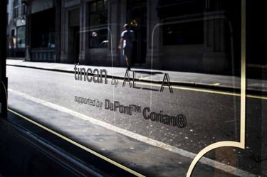 Tincan, navržený studiem AL_A za podpory DuPont™ Corian®. Šestiměsíční restaurační projekt v rušné londýnské čtvrti Soho. Tincan nabízí konzervované ryby a mořské plody nejvyšší kvality. Špičkový povrch DuPont™ Corian® je použit na vnitřní stěny a pulty. Foto se svolením AL_A, veškerá práva na design a zobrazení vyhrazena