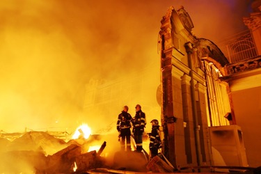 Obr. 1 Požár objektu Průmyslového paláce, Foto J. Chalabala 2008