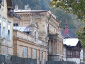 Domy v uliční řadě podél řeky Ohře v Kyselce, foto TZB-info