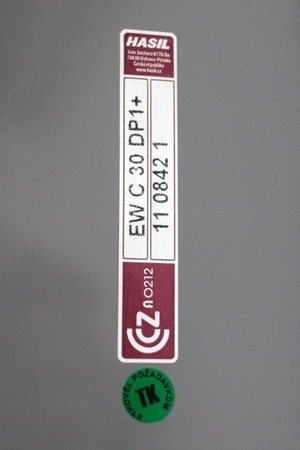 Požární dveře EW 30 DP1 – C na únikové cestě, tlačítko v horní části dveří umožní otevření požárních dveří v případě nutnosti úniku. Foto: K. Struhala