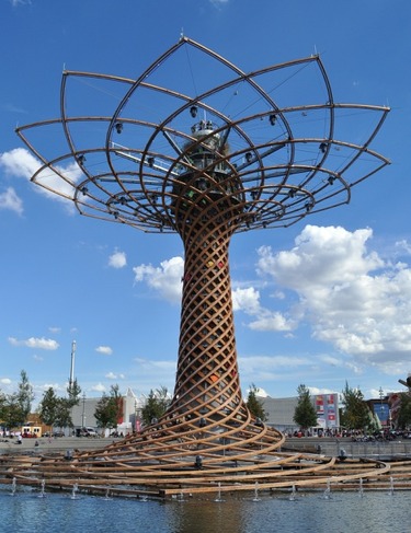 Obr. 2 Strom ivota ze deva a oceli, jeden ze symbol EXPO 2015