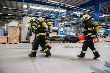 Akce na zchranu lakrnka, jemu se nepodailo z haly uniknout