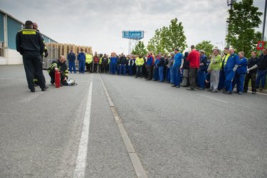 Evakuovan zamstnanci Lindabu a praktick cvien zachzen s hasicmi pstroji