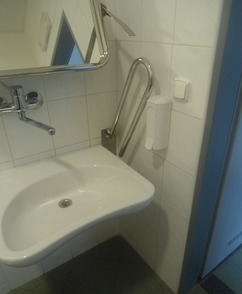 Obr. 3 – sklopn madla na upraven toalet nelze vyut, vzhledem k jejich zablokovn jinmi, nevhodn umstnmi doplky vybaven kabiny.