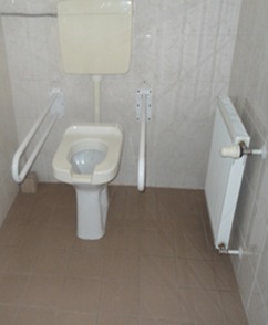Obr. 4 – manipulan prostor vedle WC msy blokuje nevhodn umstn otopn tleso.