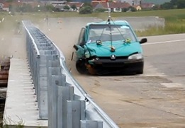 Obr. 1 Osobn automobil po nrazu do ocelovho svodidla