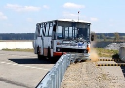 Obr. 2 Ocelov svodidlo pi nrazu osobnm autobusem