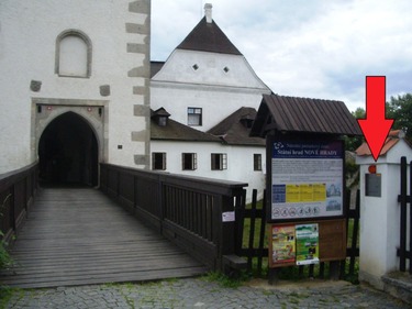 Obrzek . 3 Pklad aplikace klovho trezoru porn ochrany (ve sloupku pod ipkou), kter je umstn na hrad Nov Hrady. FOTO autor: Peichlov