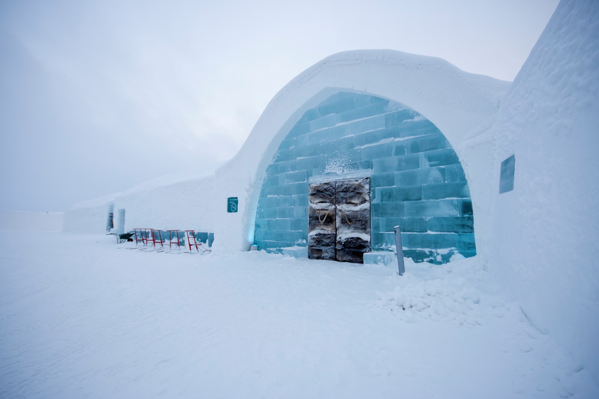 Иглу домик эскимоса. Ледяные постройки. Ледяной отель icehotel швеция. Жилище эскимосов внутри. Иглу домик эскимоса.