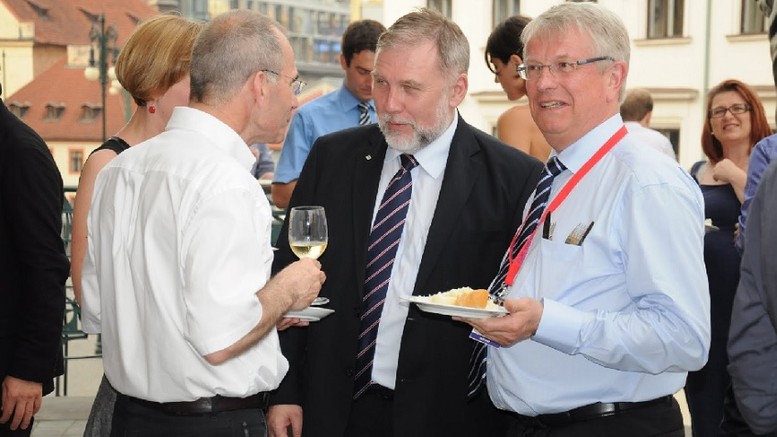 Prof. Ing. Karel Kabele, CSc. (na fotografii uprosted), pedseda STP a REHVA, v diskusi s astnky kongresu Clima 2013 v Praze. Foto: archiv STP 