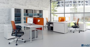 Šedobílá kombinace týmového nábytku se stolními předěly (MDD - NO+BL Kancelářský nábytek s.r.o.)