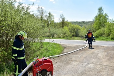 Obr. 2 Diakov doprava hadicovm vedenm zo stroja do stroja (Foto: Milan Dermek)