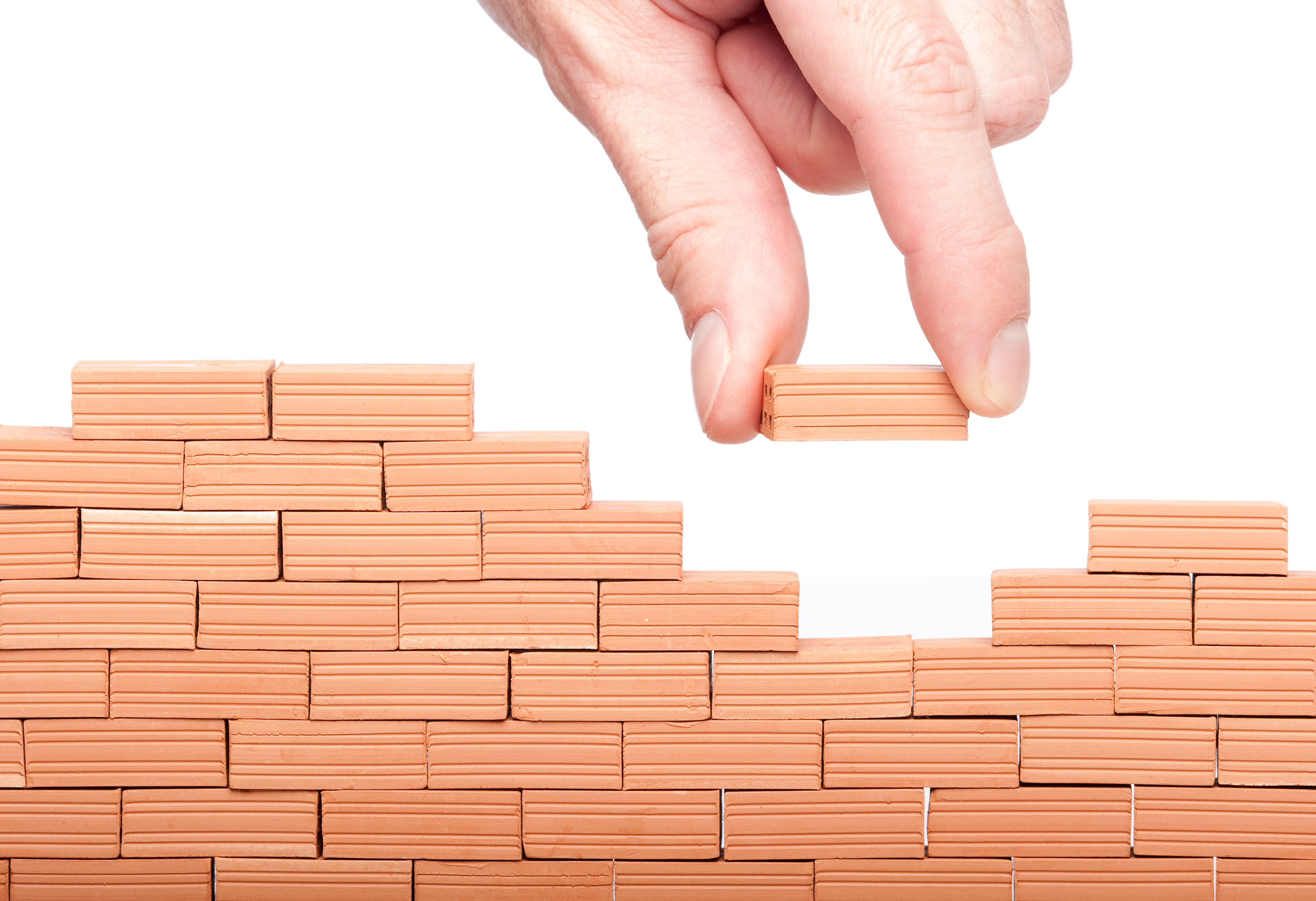 Разбить кирпичики. Кирпич в руке. Угoл мoнтажьrй стяхжнoй. Расколотый кирпич. Обломок кирпича.