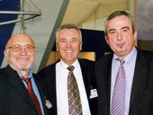 Zajmav fotografie z roku 2006, na kter jsou vichni 3 posledn prezidenti AOV a AOVV:  1998 - 2007 Antonn Vank (vlevo), 2007 - 2016 Ivan Bohata (vpravo), 2016 - do souasnosti Josef Brabenec (uprosted)