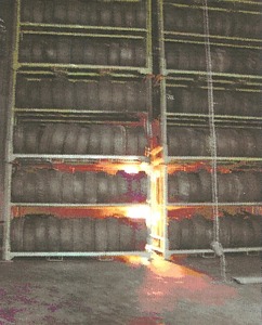 Obr. 1 Ohňová zkouška skladu pneumatik pěnovým sprejovým SHZ VIKING