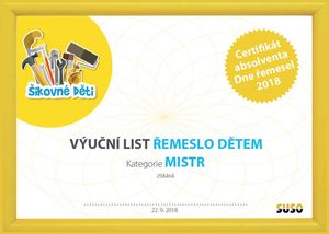 Dti, kter proly jednotlivmi emeslnmi stanoviti na sobotn akci emeslo dtem, obdrely certifikt absolventa emesla dtem od Kutil Junior - ikovn dti.