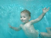 SZÚ vydal stanovisko ke kurzům plavání kojenců a batolat, foto redakce
