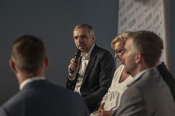 Ing. arch. Jakub Masák odpovídá na dotazy posluchačů konference