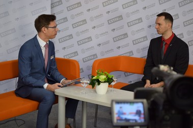 Michal Špalek ze společnosti Energy Benefit Centre s redaktorem Petrem Bohuslávkem
