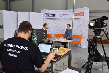 Michal Tvarog z firmy ZAPA beton s redaktorem Tomášem Sehnalem