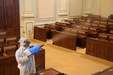 Facility Special Services ji nkolik let provd komplexn a dlouhodobou dezinfekci prostor poslaneck snmovny. Dezinfekc prochz stny, strop, podlaha i veker dal vybaven.