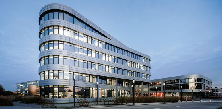 Obrzek 1. Hlavn kancelsk budova RheinEnergie AG | Lokalizace: Koln nad Rnem, Nmecko Ukonen: Lto 2014 | Architekt: NHT & Partner GbR, Frankfurt, Nmecko; Dipl.-Ing. (diplomovan Inenr) Norbert Sinning, Darmstadt, Nmecko | Serwis D+H: Hubler Sicherheit und Service GmbH