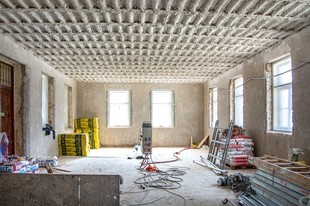 Protipožární nástřik Knauf Vermiplaster je zdravotně nezávadný, proto ho lze směle a netradičně použít i v pohledových částech restaurace.