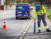 Pracovnk GasNetu bhem vytyovn plynovodu.