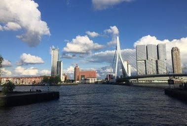 Obr. 1 Pohad na novodob vstavbu Rotterdamu, Erasmusbrug („Erasmusov most“) je zavesen most na rieke Nieuwe Maas