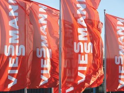 Vlajky s&nbsp;logem Viessmann před sídlem firmy v&nbsp;Allendorfu (Eder).