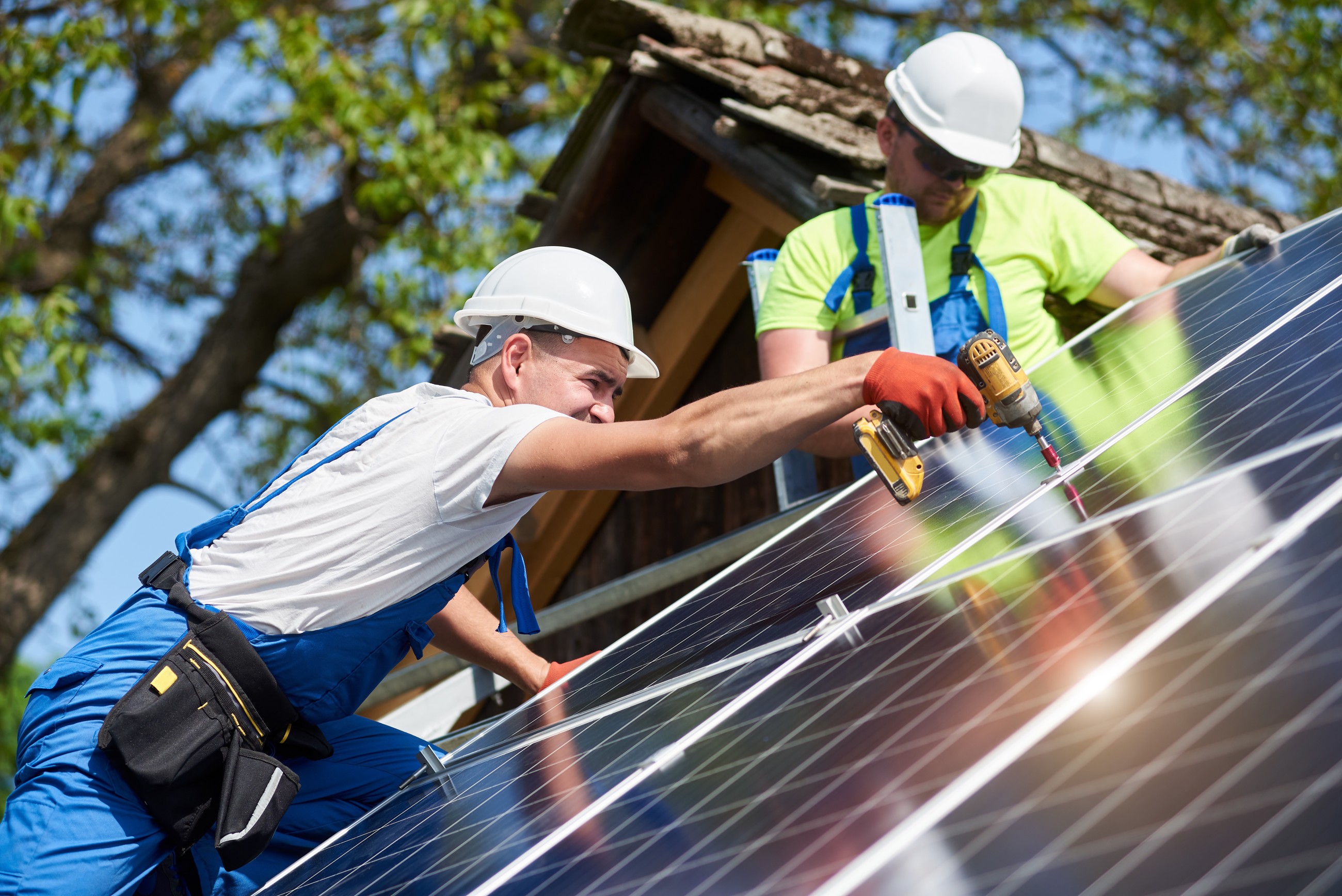 Poslanci podpořili instalaci 50 kWp fotovoltaiky bez licence a rychlejší výstavbu OZE v roce 2023