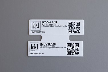 Bezpečnostní hliníkový štítek – kontinuální tištěné číslovaní zaručuje nepřenosnost a v QR kódu je uložena servisní informace.