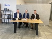 Zleva: Andr Zimmermann, vedouc EU ve spolenosti Deye Inverter Technology Ltd, Marcin Zienkiewicz, vedouc nkupu a&nbsp;obchodovn ve spolenosti Menlo Electric, Bartosz Majewski, generln editel spolenosti Menlo Electric