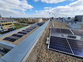 Fotovoltaika a desítky elektromobilů v kancelářské budově – zkušenosti z Komerční banky