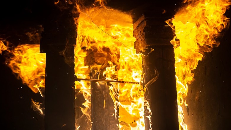 Tvar plamen pi zkouce devnch sloup, foto Ji Ryszawy, VIC VUT v Praze