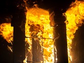 Tvar plamenů při zkoušce dřevěných sloupů, foto Jiří Ryszawy, VIC ČVUT v Praze