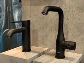 Černý sprchový komplet GROHE Phantom Black se představil na Aquathermu 2024