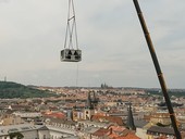 Výměna blokového chlazení za plného provozu hotelu, chladicí jednotky nad hlavou